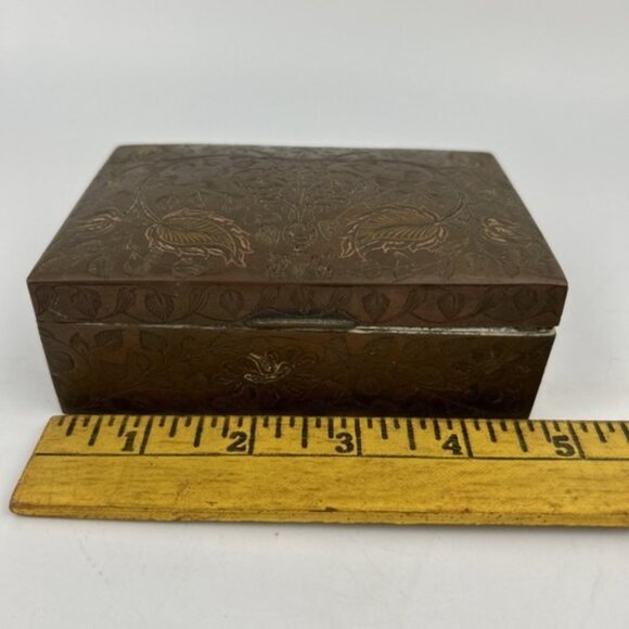 Vintage Beautiful White Floral Etched Brass Trinket Jewelry Box*Wood Lined - Picture 13 of 15